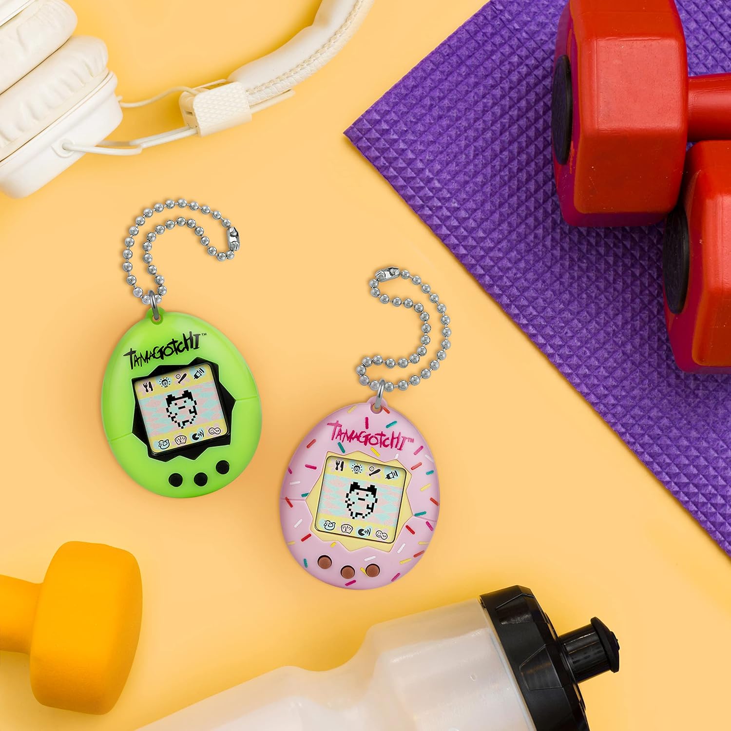 BandAi Tamagotchi Original Sprinkle Sprinkle | Tamagotchi Original Cyber Pet 90s Zabawka dla dorosłych i dzieci z łańcuchem | Retro Virtual Pets to świetne zabawki lub prezenty dla chłopców i dziewcząt dla dzieci w wieku 8 lat