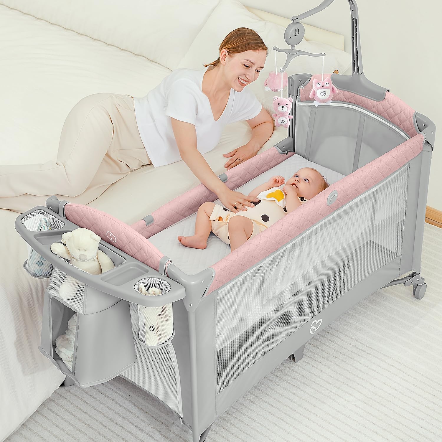 BabyBond 베이비 베이시넷 침대 옆 침대, 시트가 있는 팩 앤 플레이, 기저귀 갈아입히는 테이블, 신생아부터 유아까지 음악 모바일, 휴대용 대형 놀이터