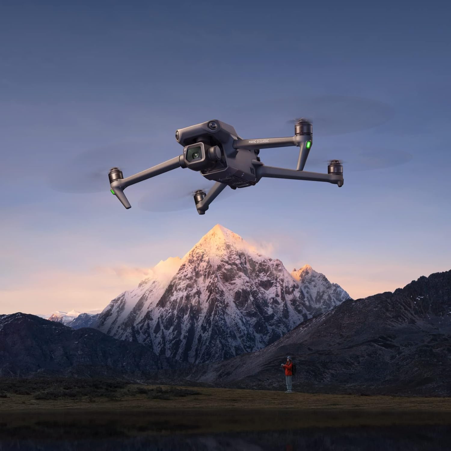 DJI Mavic 3 Classic (solo drone), drone con fotocamera Hasselblad CMOS 4/3, video HD 5.1K, tempo di volo 46 minuti, rilevamento omnidirezionale degli ostacoli, telecomando venduto separatamente, conforme all'ID remoto FAA