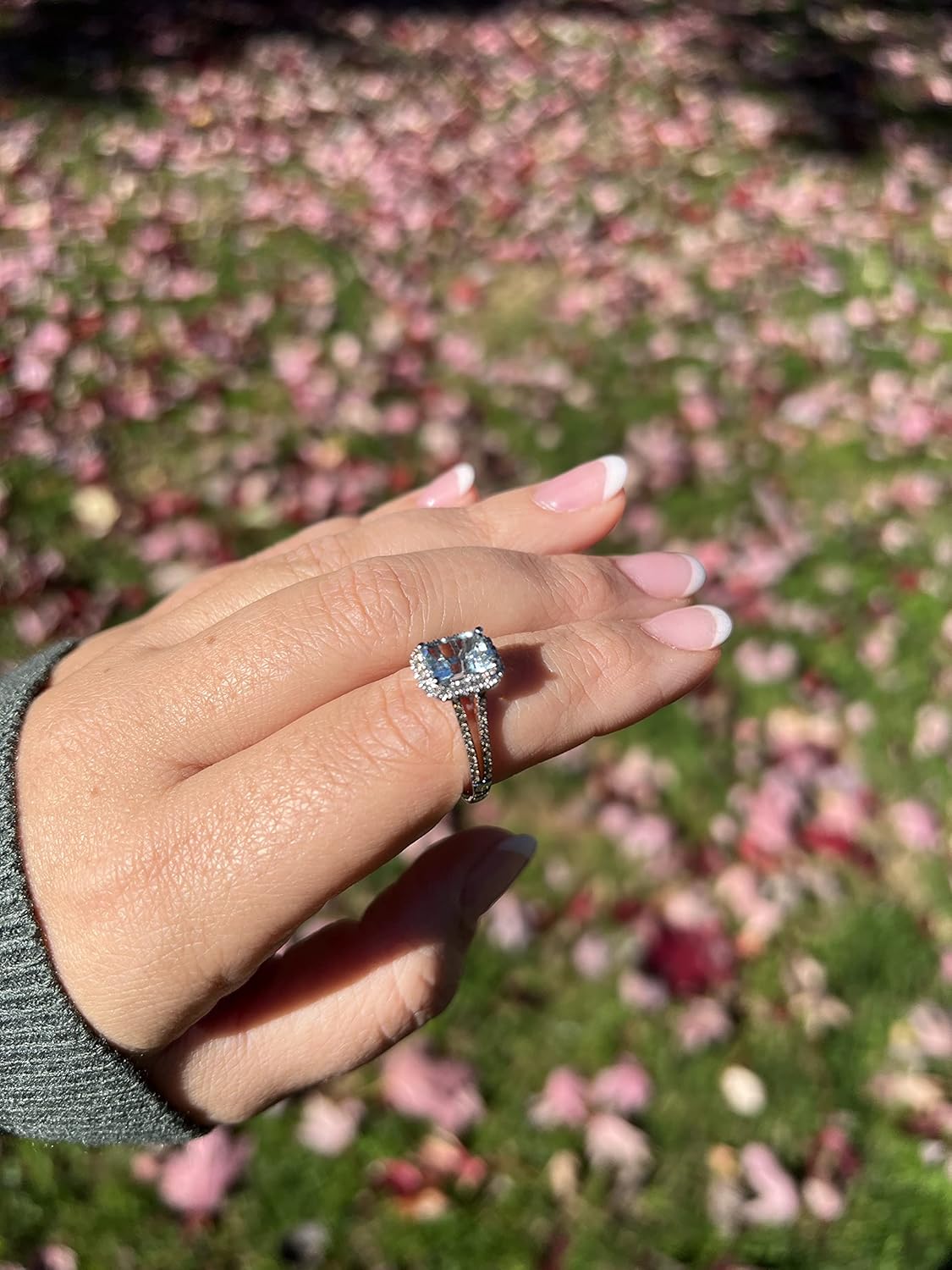 Anello da donna con diamante da 3/8 carati e smeraldo blu a forma di smeraldo da 1 1/5 carati con gambo diviso in acquamarina blu in oro bianco 14 carati (bianco/marrone fantasia, I1-I2, cttw) Anello Anniversary Promise misura da 4 a 10 di LeVian