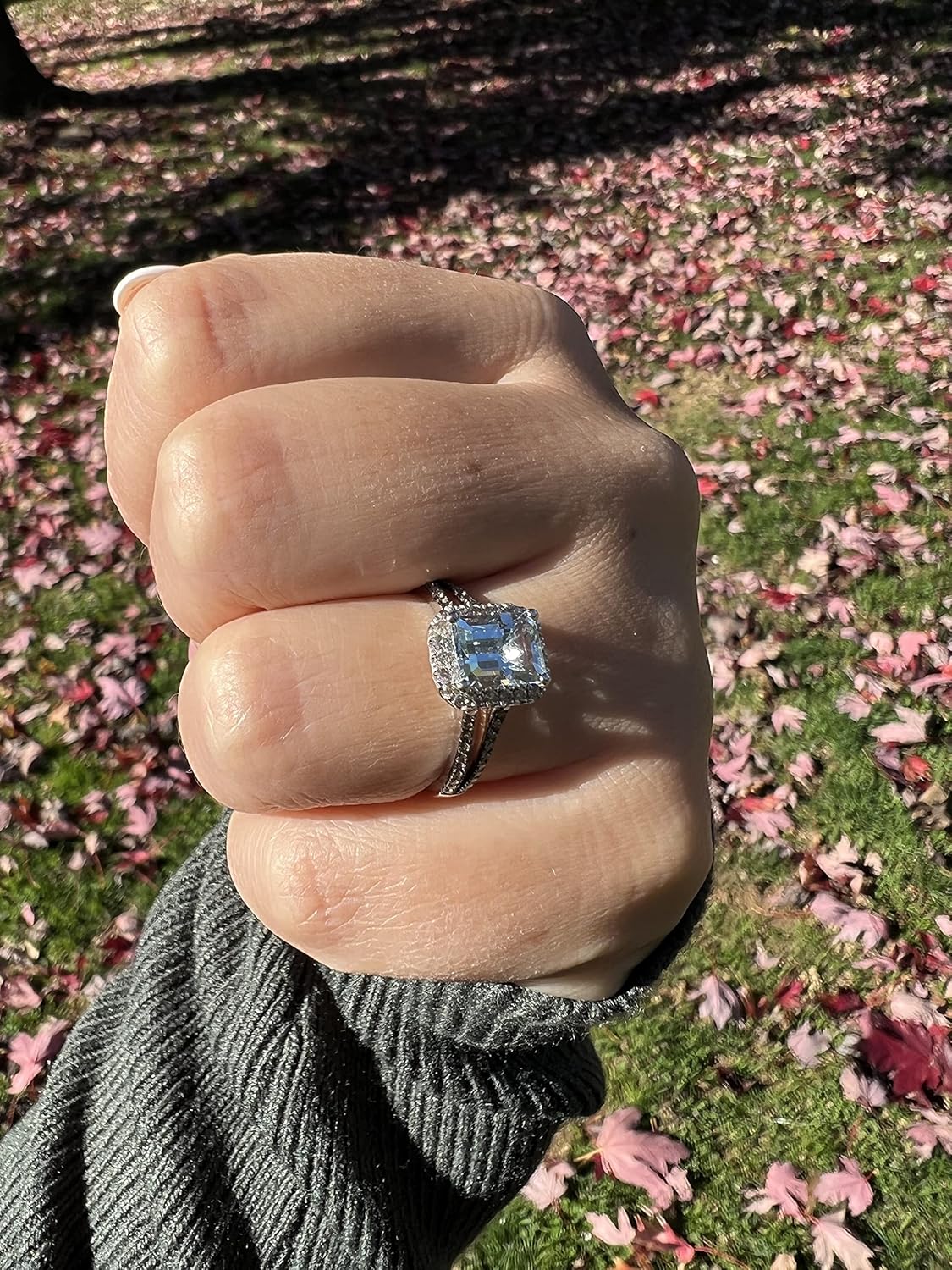 Anello da donna con diamante da 3/8 carati e smeraldo blu a forma di smeraldo da 1 1/5 carati con gambo diviso in acquamarina blu in oro bianco 14 carati (bianco/marrone fantasia, I1-I2, cttw) Anello Anniversary Promise misura da 4 a 10 di LeVian