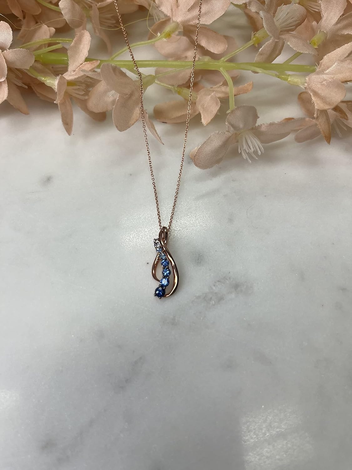 LE VIAN 1/2 Karat Mavi Safir Ombre Kolye Kadınlar için Istakoz Pençe Tokalı 18 İnç Uzun Zincirli 14 Ayar Pembe Altın Kolye