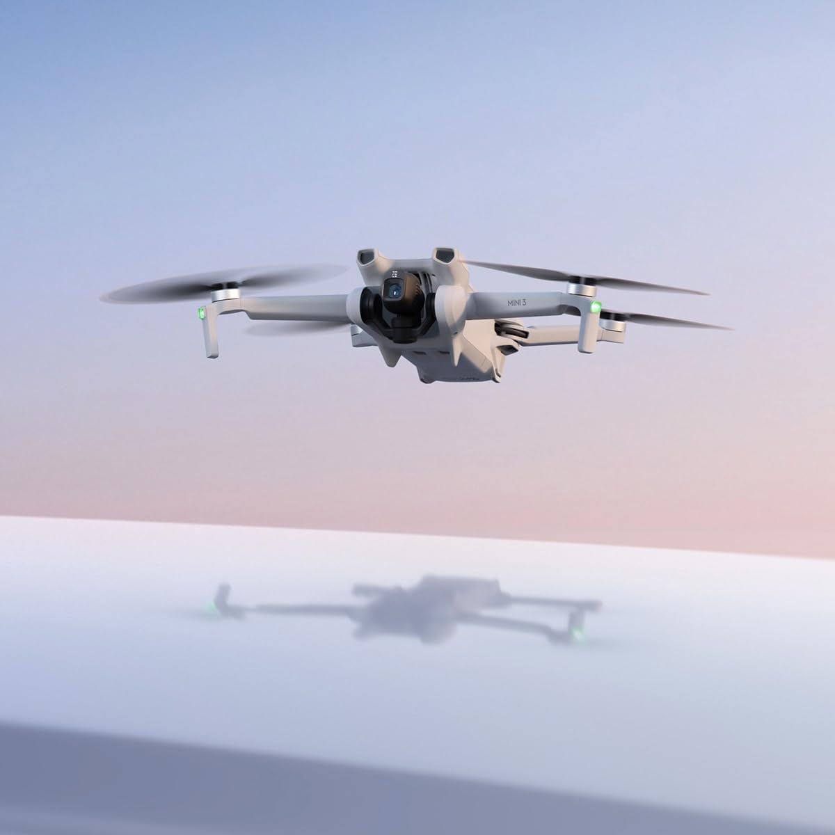 DJI Mini 3 Fly More Combo, mini camera con gimbal meccanico leggero 3x con video 4K HDR, 3 batterie per 114 minuti di volo, trasmissione video fino a 32800 piedi (10 km), vera ripresa verticale