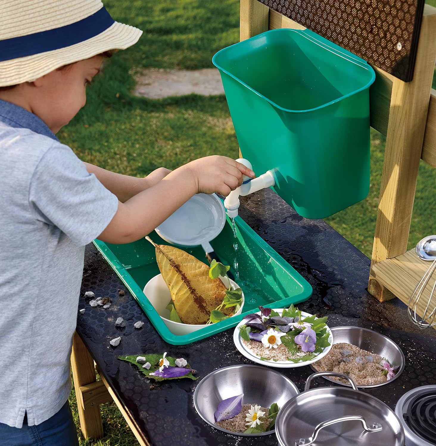 Hape Outdoor Kitchen | Ensemble de jeu en bois Mud Kitchen avec accessoires, pour enfants de 3 ans