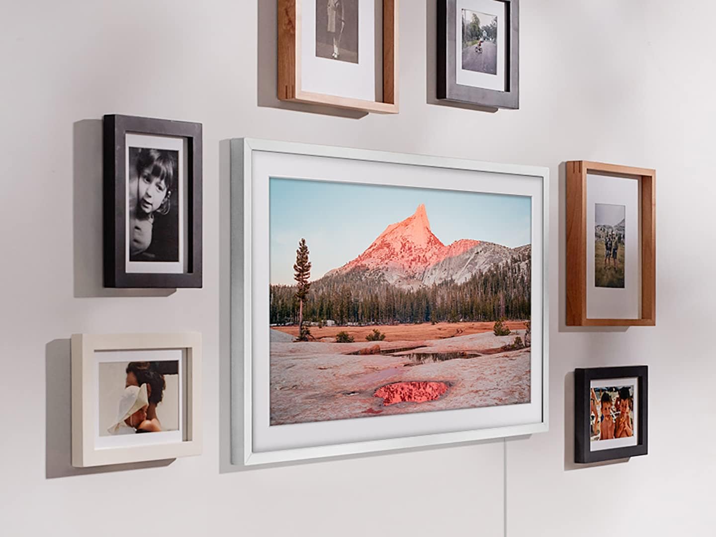 تلفزيون سامسونج 32 بوصة من فئة QLED The Frame LS03C، شاشة Quantum HDR، وضع فني، شاشة غير لامعة مضادة للانعكاس، حامل حائط نحيف متضمن، تلفزيون ذكي مع أليكسا مدمج (QN32LS03CB)
