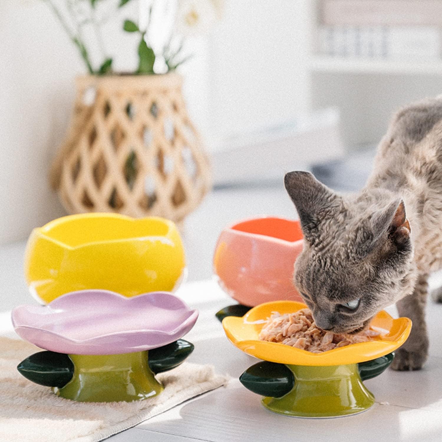 Cuencos criados para gatos PIPIPET, cuencos de cerámica para gatos, plato elevado para gatos hecho a mano con flores y cerámica, tazones elevados de comida para gatos para proteger la fatiga de los bigotes de la columna vertebral, cuencos básicos, amarillos
