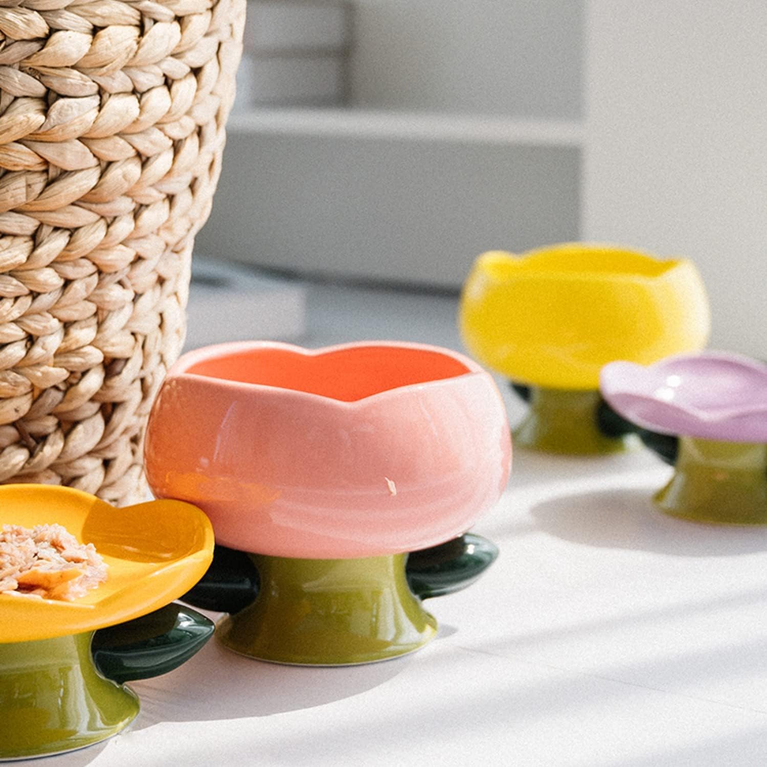 Cuencos criados para gatos PIPIPET, cuencos de cerámica para gatos, plato elevado para gatos hecho a mano con flores y cerámica, tazones elevados de comida para gatos para proteger la fatiga de los bigotes de la columna vertebral, cuencos básicos, amarillos