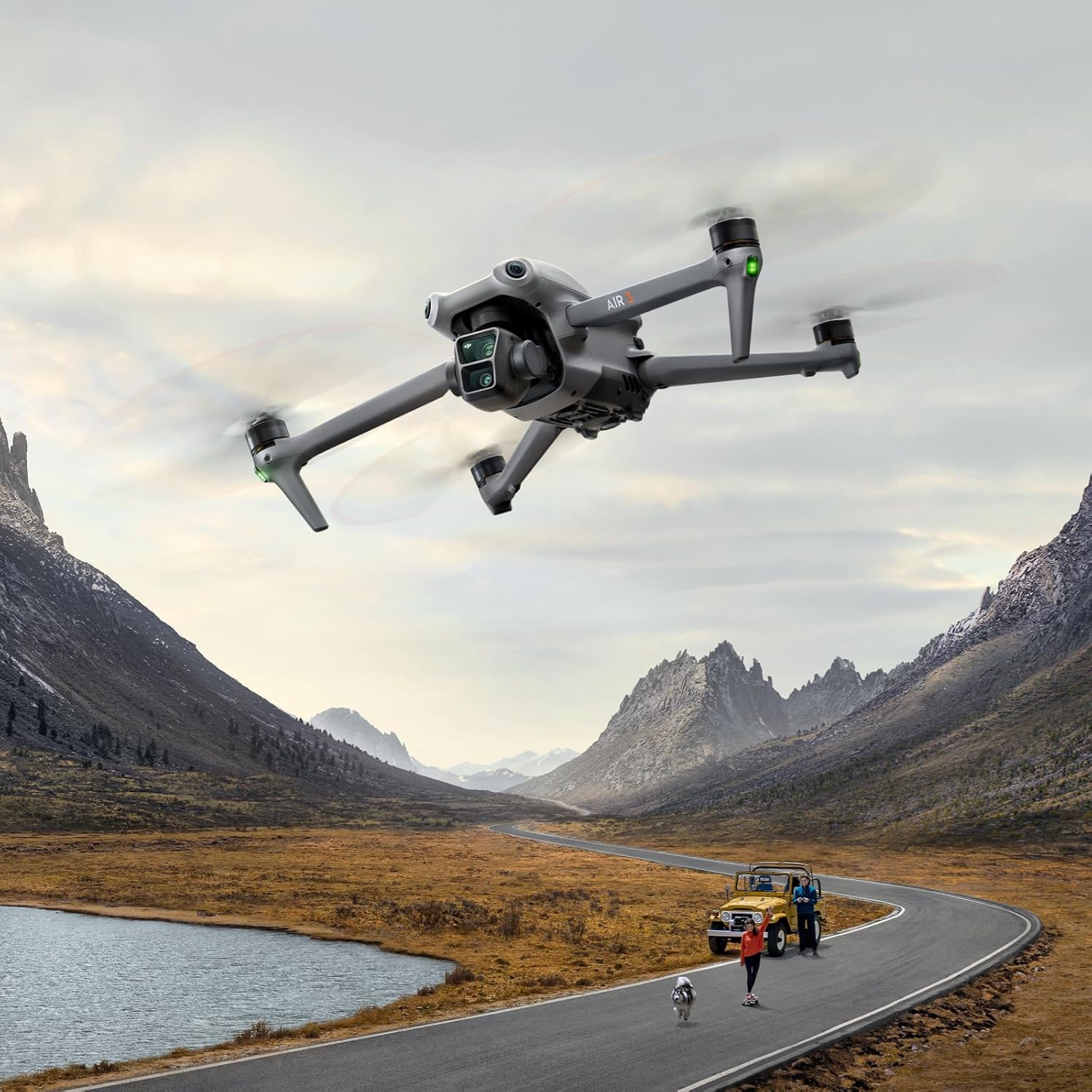 DJI Air 3 Fly More Combo พร้อมรีโมตคอนโทรล RC-N2 โดรนพร้อมกล้อง 4K กล้องหลักคู่ แบตเตอรี่ 3 ก้อนสำหรับระยะเวลาบินที่ยาวนาน รูปถ่าย 48MP โดรนกล้องสำหรับผู้ใหญ่ เข้ากันได้กับ FAA Remote ID
