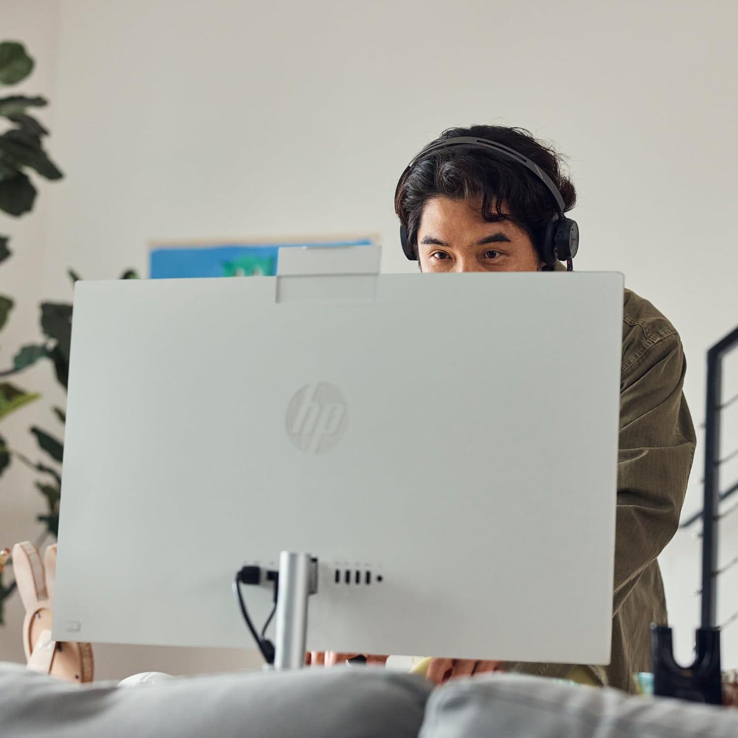 PC de bureau tout-en-un HP 27 pouces, écran FHD, processeur Intel Core i7-1355U de 13e génération, 12 Go de RAM, SSD de 512 Go, carte graphique Intel Iris Xe, Windows 11 Pro, 27-cr0082 (2023)