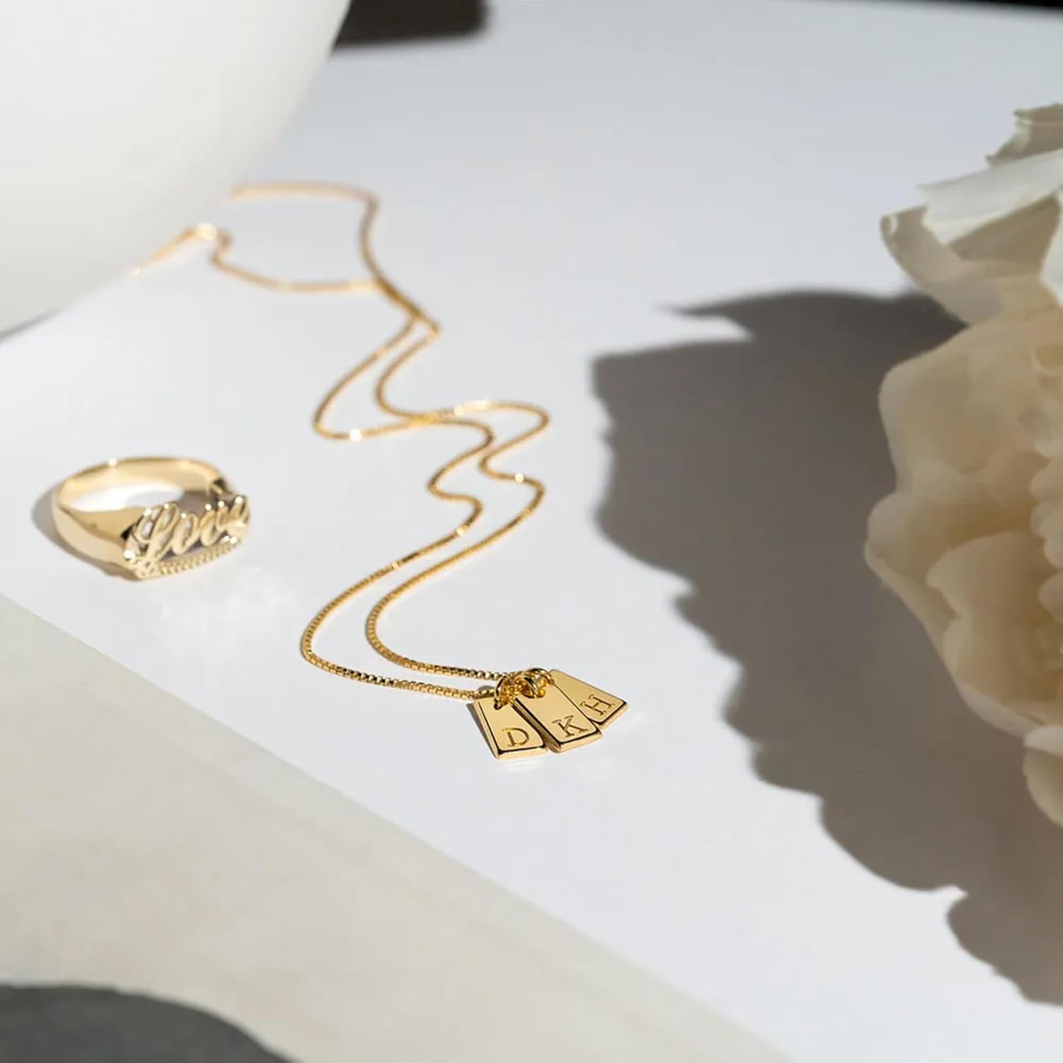 Goldene Initialen-Halsketten für Damen, laufen nicht an, 14-karätig vergoldet, zierlicher quadratischer Buchstaben-Anhänger, wasserfest, A-Z, trendige, dünne Namenskette, personalisierte Schmuckgeschenke