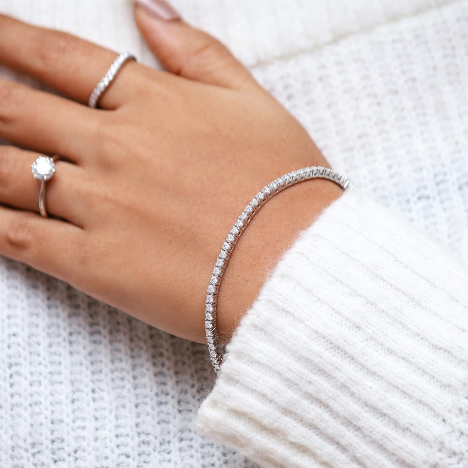 Yuvarlak Kesim Laboratuvarda Yaratılmış Moissanite Elmas Tenis Bilezik Takıları, 14K Beyaz Altın Kaplama 925 Ayar Gümüş VVS1 Berraklık 2.40Ct ila 26.25Ct, 2MM ila 6MM Genişlik, 6.5 ila 8"