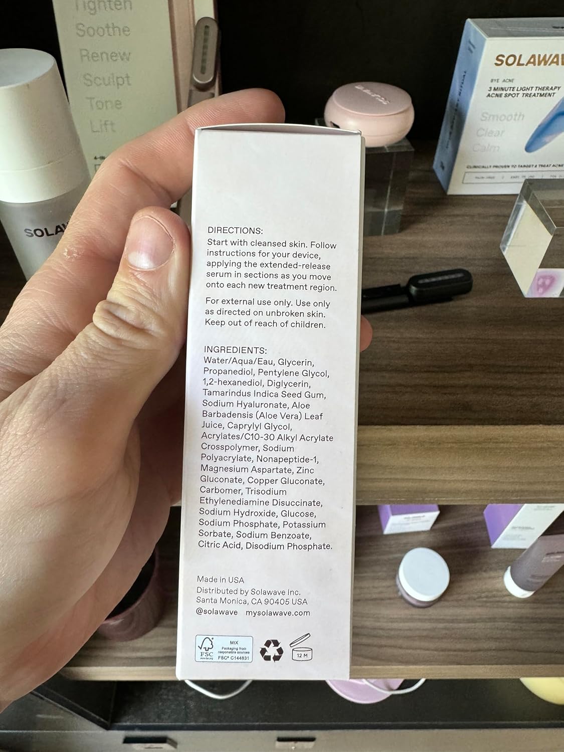Pacchetto siero per la terapia della pelle con bacchetta facciale Radiant Renewal 4 in 1 Solawave | Terapia con luce rossa per viso e collo | Bacchetta e massaggiatore galvanici per la cura della pelle | Riduzione delle rughe antietà | Solawave Original