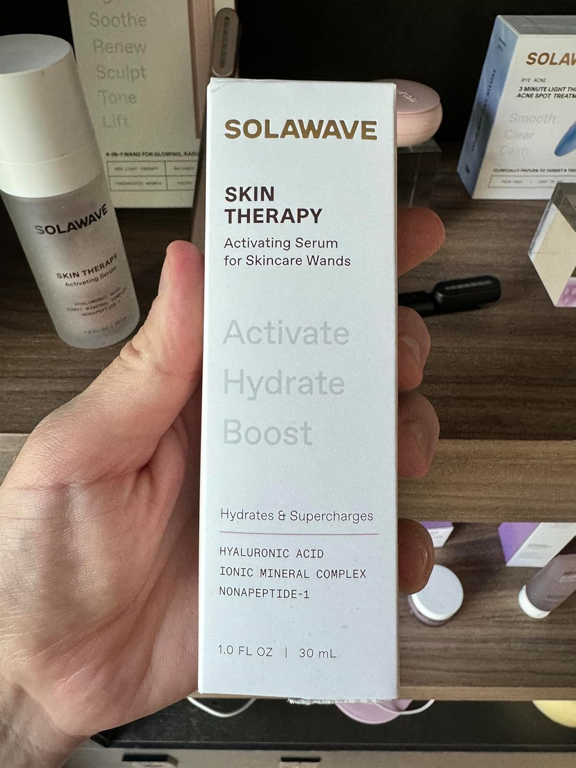 Pacchetto siero per la terapia della pelle con bacchetta facciale Radiant Renewal 4 in 1 Solawave | Terapia con luce rossa per viso e collo | Bacchetta e massaggiatore galvanici per la cura della pelle | Riduzione delle rughe antietà | Solawave Original