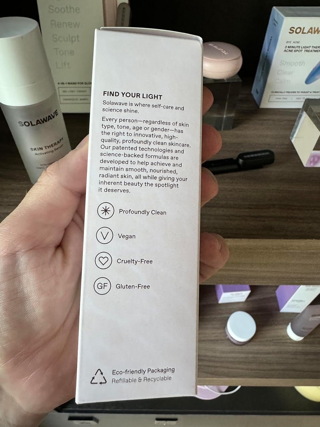 Pacchetto siero per la terapia della pelle con bacchetta facciale Radiant Renewal 4 in 1 Solawave | Terapia con luce rossa per viso e collo | Bacchetta e massaggiatore galvanici per la cura della pelle | Riduzione delle rughe antietà | Solawave Original