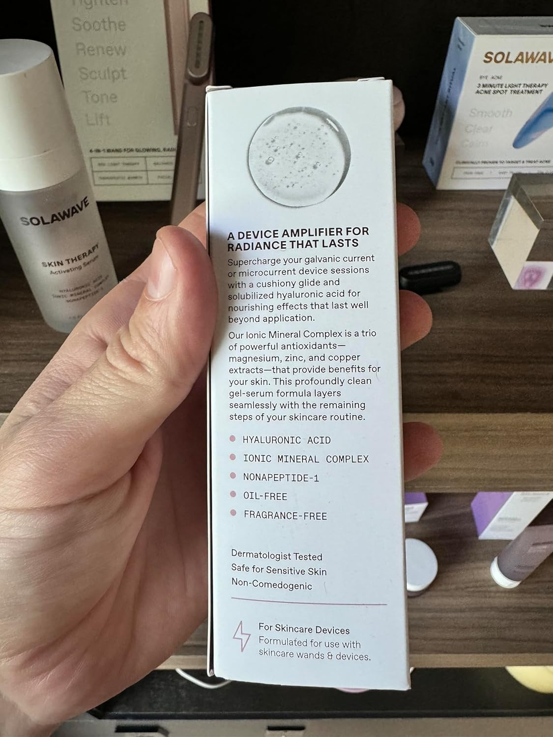 Pacchetto siero per la terapia della pelle con bacchetta facciale Radiant Renewal 4 in 1 Solawave | Terapia con luce rossa per viso e collo | Bacchetta e massaggiatore galvanici per la cura della pelle | Riduzione delle rughe antietà | Solawave Original