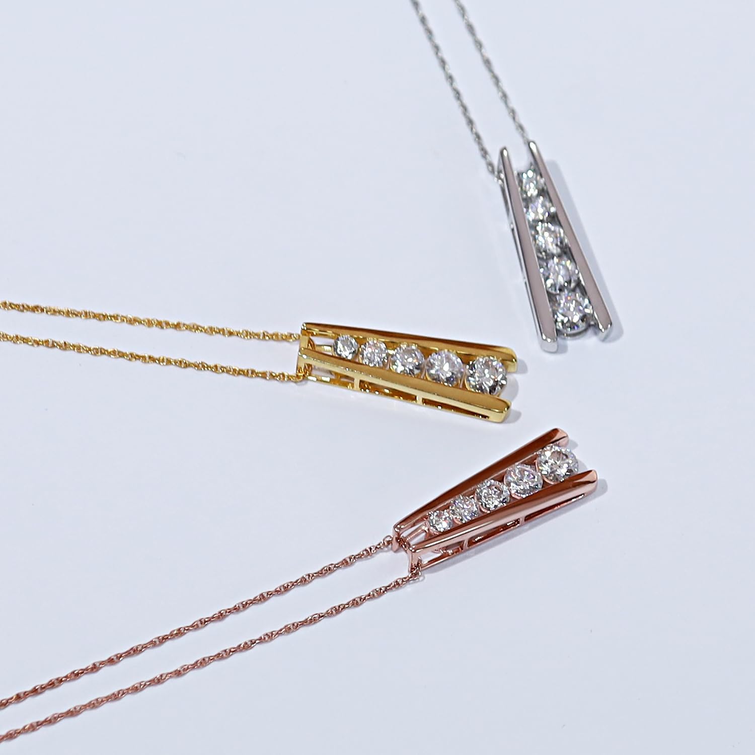 SAVEARTH DIAMONDS 1,25 Karat, im Labor hergestellter Moissanite, im Labor gewachsener Diamant, Fünf-Stein-Journey Bar-Anhänger, aus 14-karätigem Gold, Schmuck aus Sterlingsilber, mit 18er Kette, Geschenk für sie