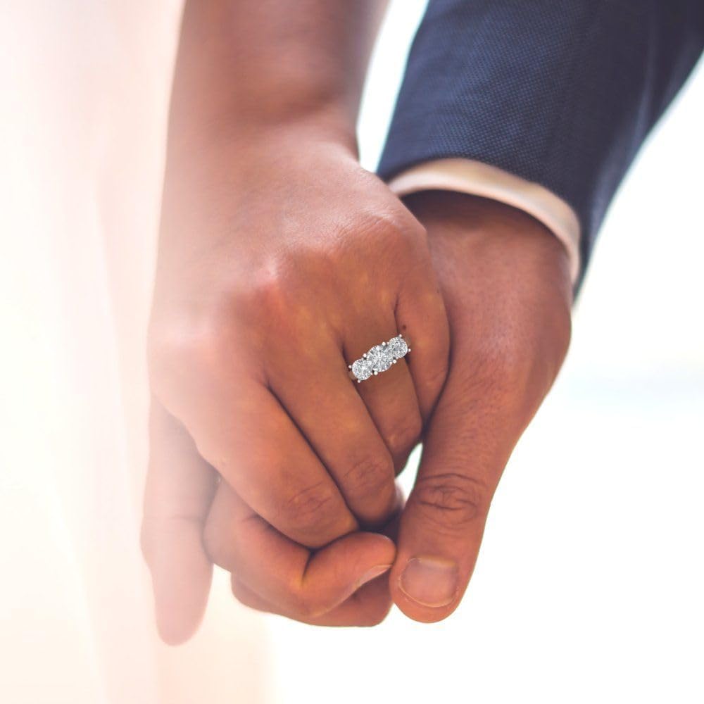 Clara Pucci 3.25Ct Yuvarlak kesim Orijinal Laboratuvar Yapımı Pırlanta SI1-2 J-K 18 Ayar - Beyaz Altın Üç Taşlı Nişan Sözü Yıldönümü Yüzüğü