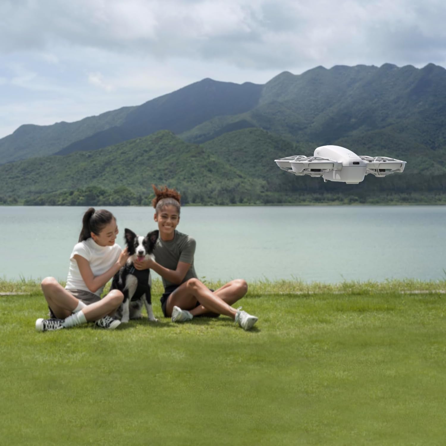 DJI Neo Three-Battery Combo โดรนขนาดเล็กพร้อมกล้อง 4K UHD สำหรับผู้ใหญ่ โดรนบินเองได้ 135 กรัมที่ติดตามคุณ การบินขึ้นโดยใช้ฝ่ามือ การติดตามวัตถุด้วย AI QuickShots วิดีโอที่เสถียร (ไม่ต้องใช้คอนโทรลเลอร์)