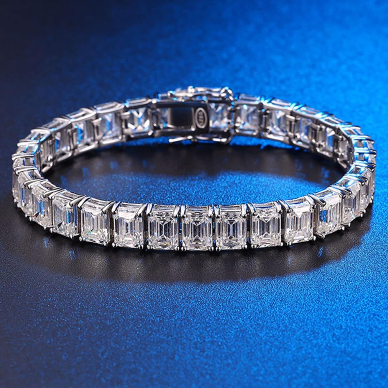 สร้อยข้อมือเทนนิส Moissanite 1 กะรัตสำหรับผู้หญิง สร้อยข้อมือเทนนิสเพชรทรงมรกต 18K สำหรับผู้หญิง สร้อยข้อมือเทนนิส Moissanite เงินสเตอร์ลิง 925 สำหรับผู้ชาย สร้อยข้อมือเพชร Lab Grown สำหรับผู้หญิง