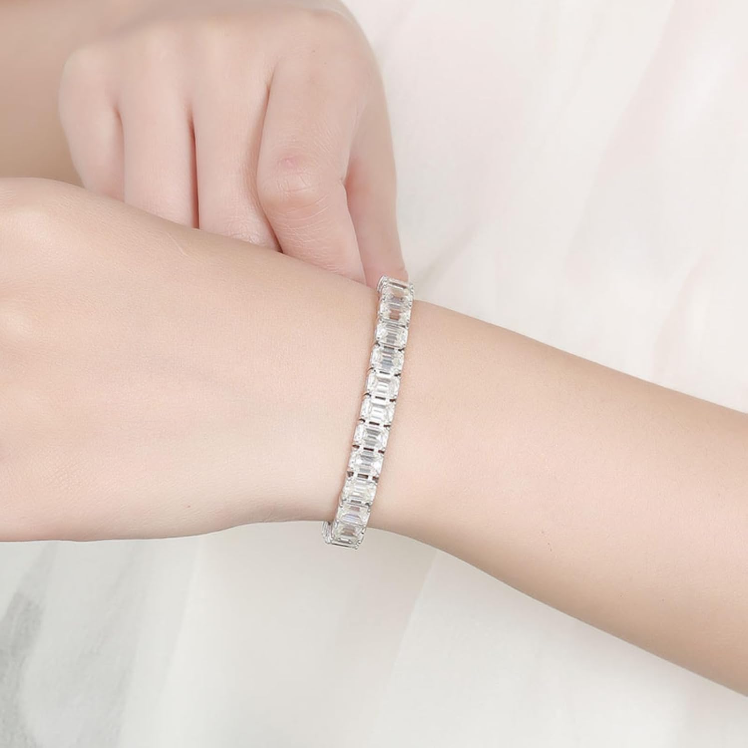 สร้อยข้อมือเทนนิส Moissanite 1 กะรัตสำหรับผู้หญิง สร้อยข้อมือเทนนิสเพชรทรงมรกต 18K สำหรับผู้หญิง สร้อยข้อมือเทนนิส Moissanite เงินสเตอร์ลิง 925 สำหรับผู้ชาย สร้อยข้อมือเพชร Lab Grown สำหรับผู้หญิง