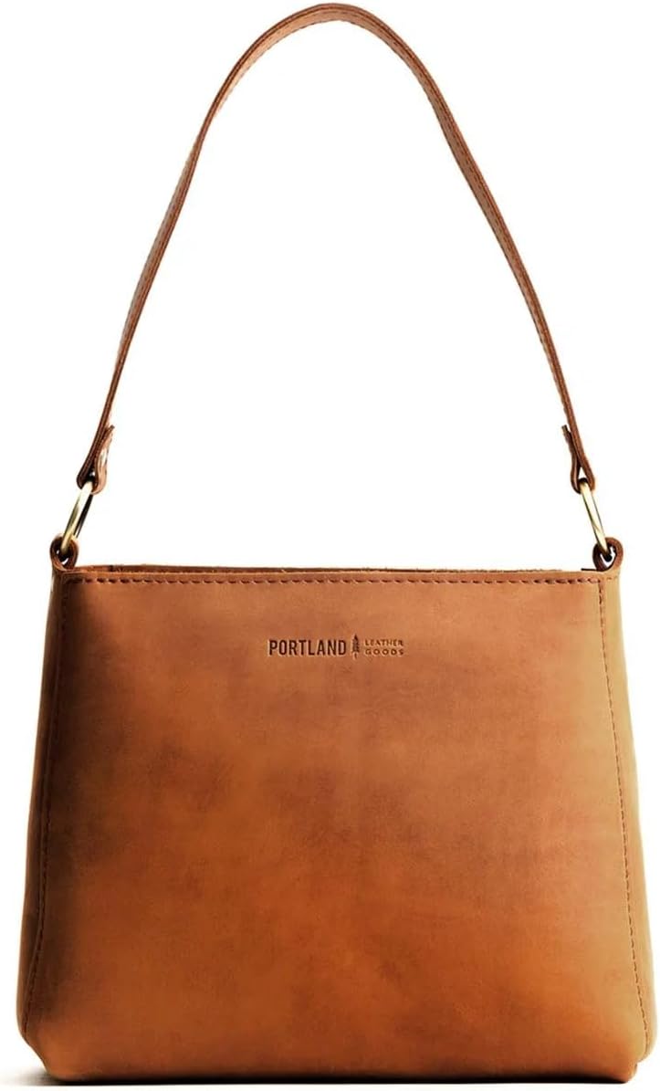 กระเป๋าสะพายไหล่ทรงสามเหลี่ยมสำหรับผู้หญิงจาก Portland Leather Goods – ผลิตจากหนังฟูลเกรนคุณภาพดีที่สุด