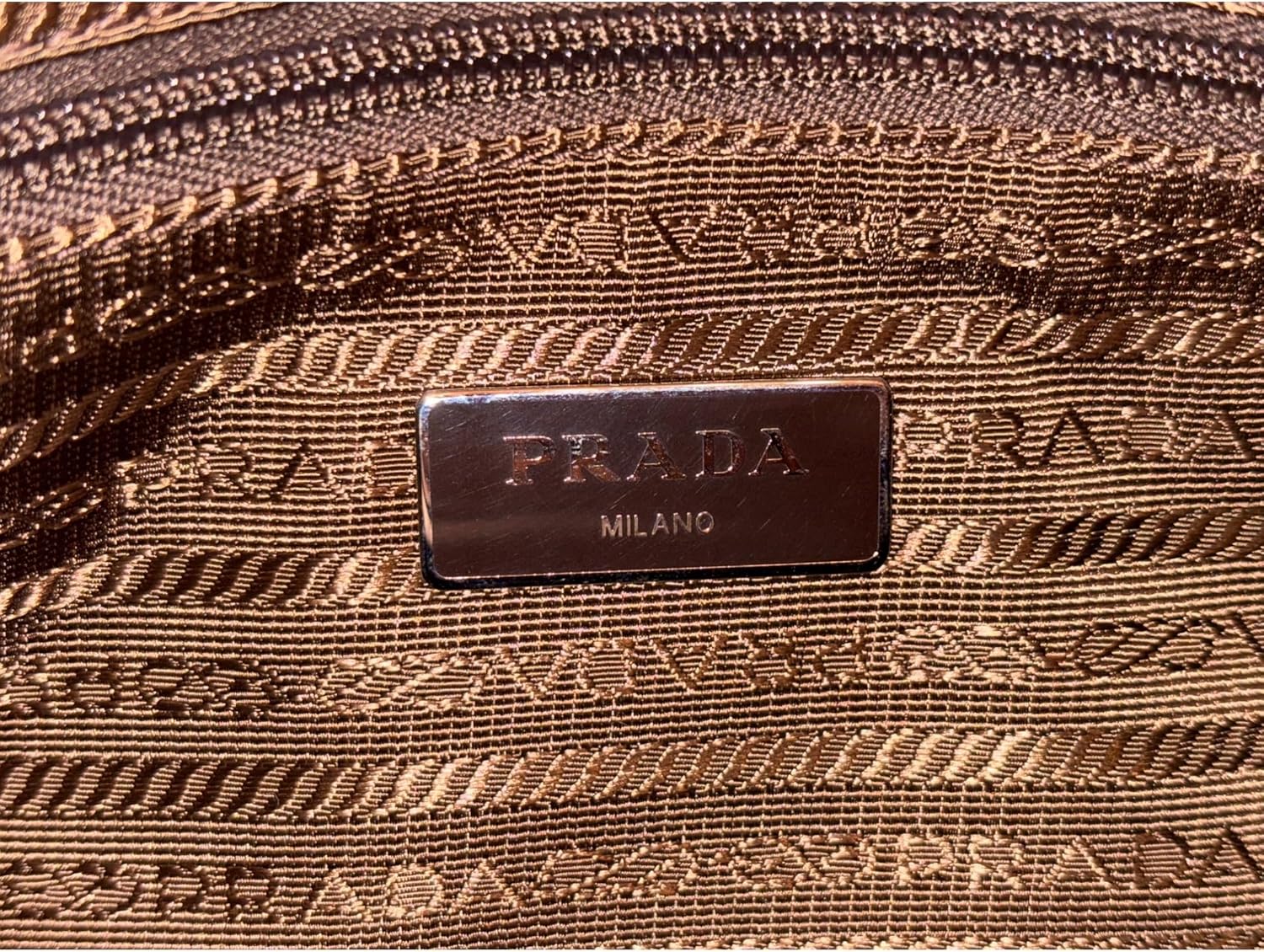 Сумка-шоппер Prada среднего размера из нейлона и кожи табачно-коричневого цвета