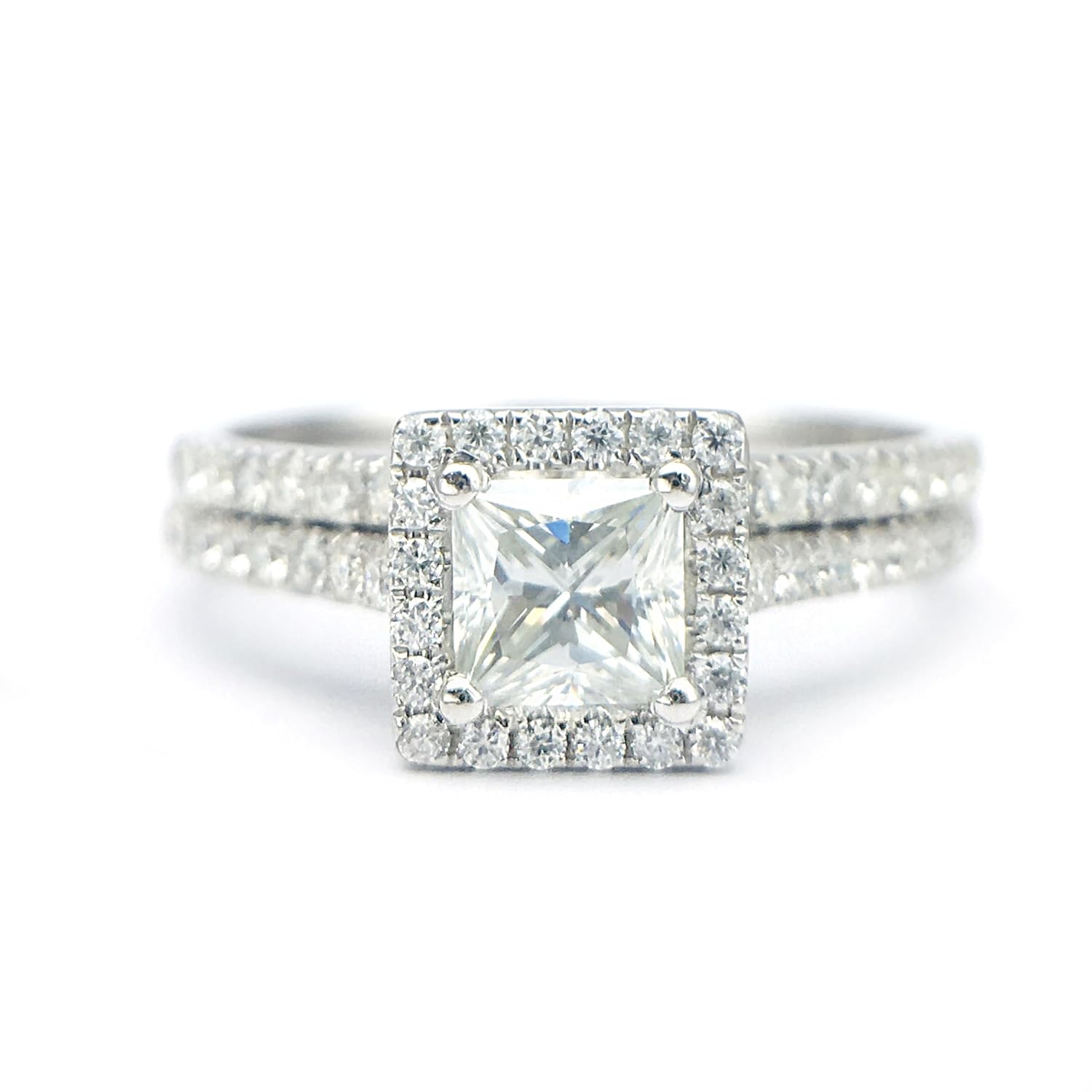 แหวนหมั้นเพชรทรง Princess Cut Lab Halo 2 กะรัต เครื่องประดับเจ้าสาวทำมือพร้อมดีไซน์ก้านแยก ผลิตจากทองคำขาว 18K ทองคำชมพู หรือทองคำเหลือง