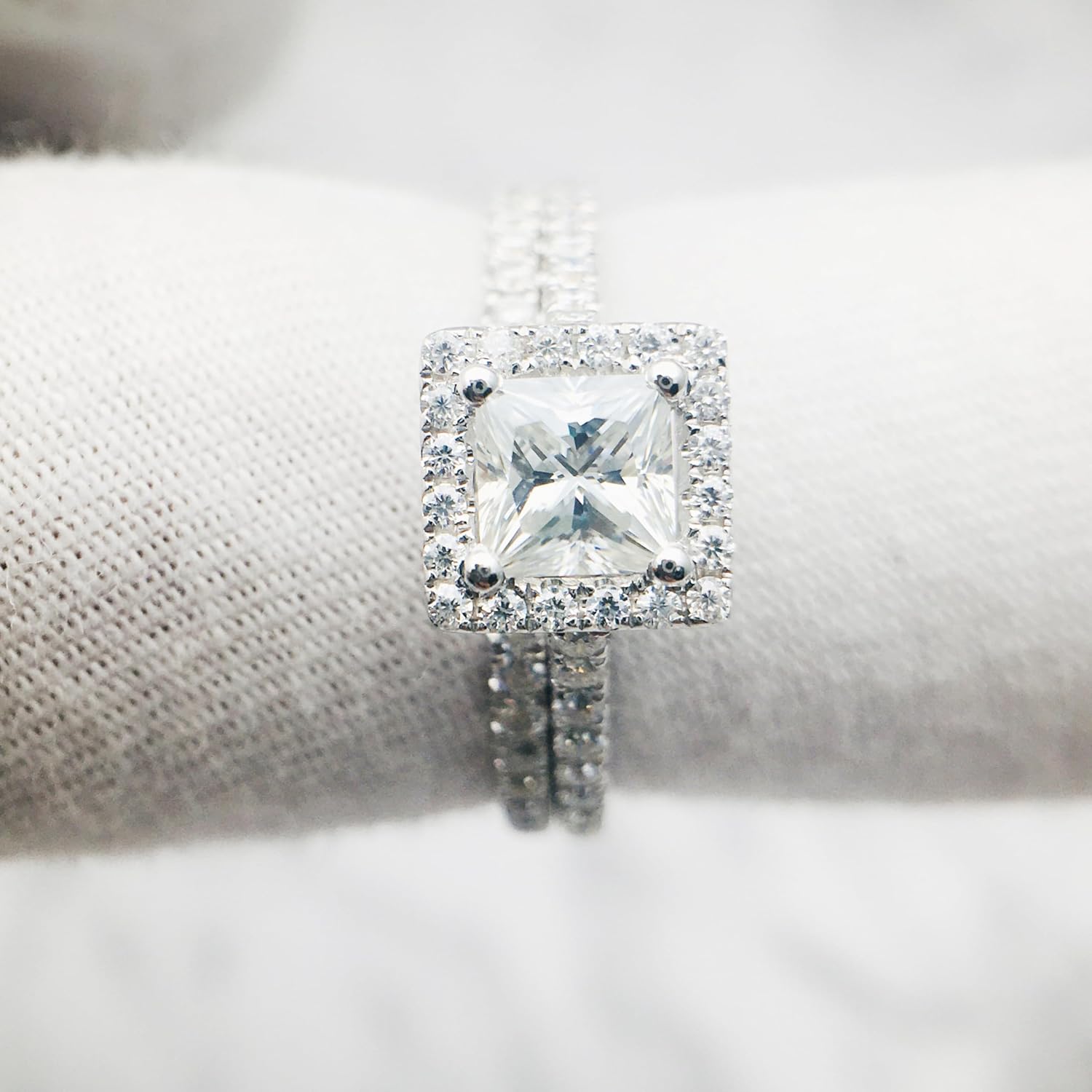 2 Karat Princess Cut Lab Pırlanta Halo Nişan Yüzüğü, 18 Ayar Beyaz Altın, Pembe Altın veya Sarı Altın Bölünmüş Saplı Tasarımlı El Yapımı Gelin Takıları