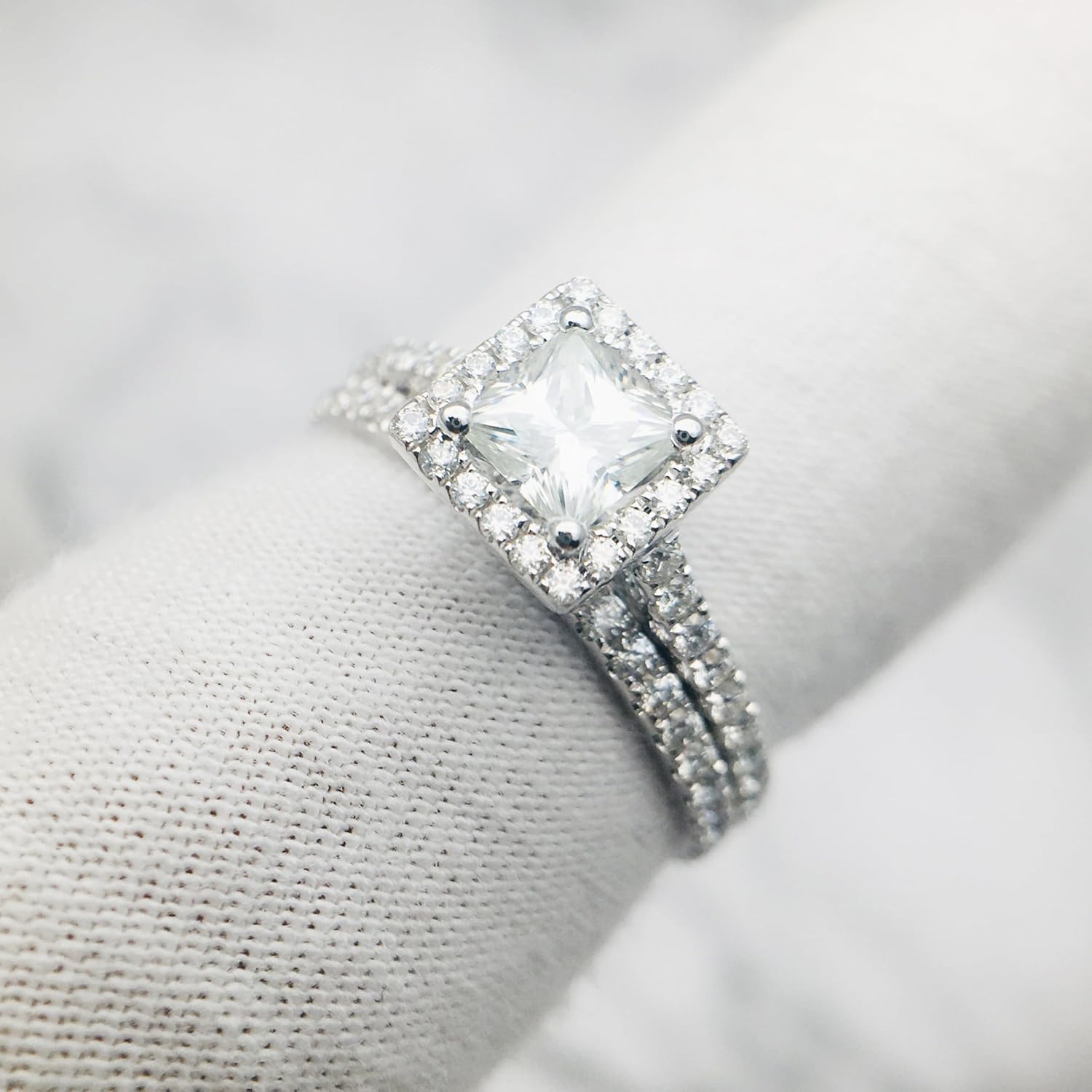 2 Karat Princess Cut Lab Pırlanta Halo Nişan Yüzüğü, 18 Ayar Beyaz Altın, Pembe Altın veya Sarı Altın Bölünmüş Saplı Tasarımlı El Yapımı Gelin Takıları