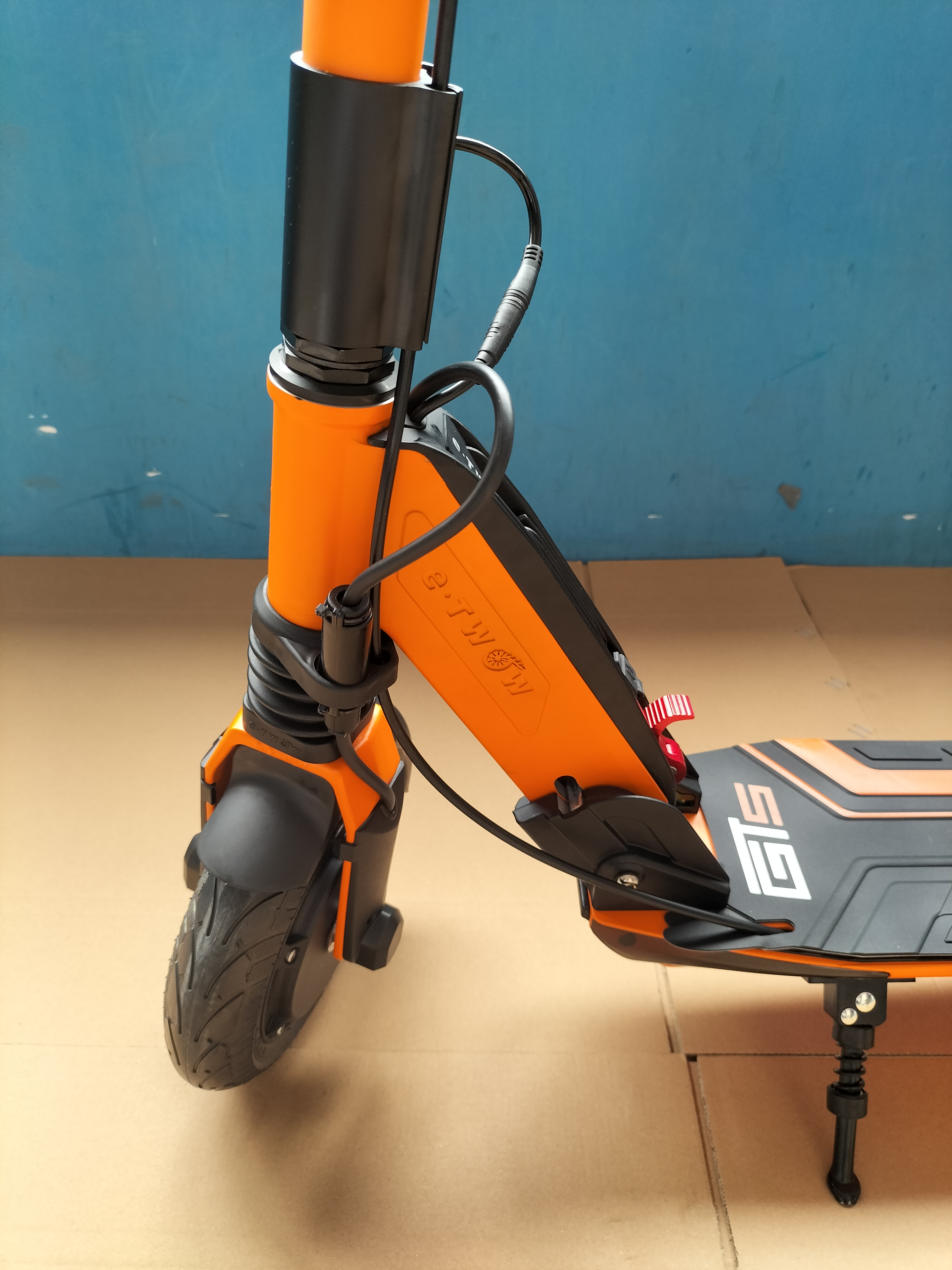 Original E-twow GT Sport, neueste Version, 700 W, 48 V, 10,5 Ah, batteriebetriebener Elektroroller von Samsung, Geschwindigkeit 46 km